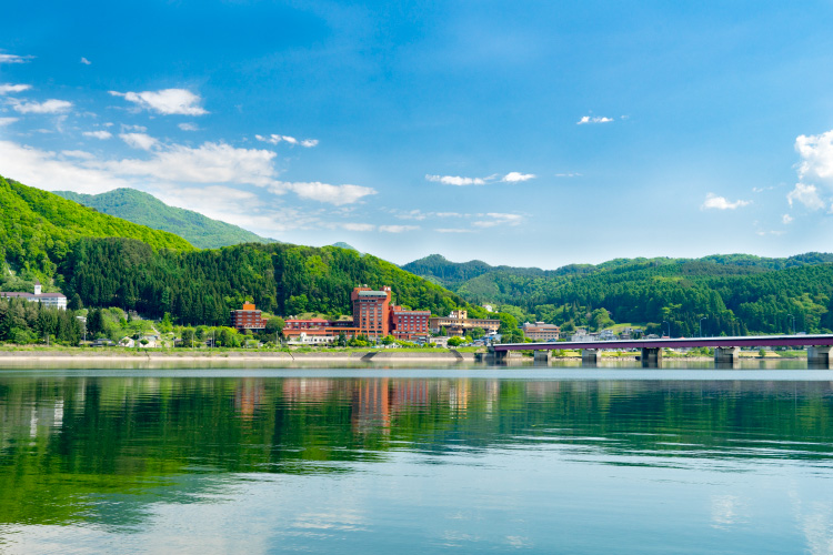 Tsunagi Hot Springs and Lake Gosho