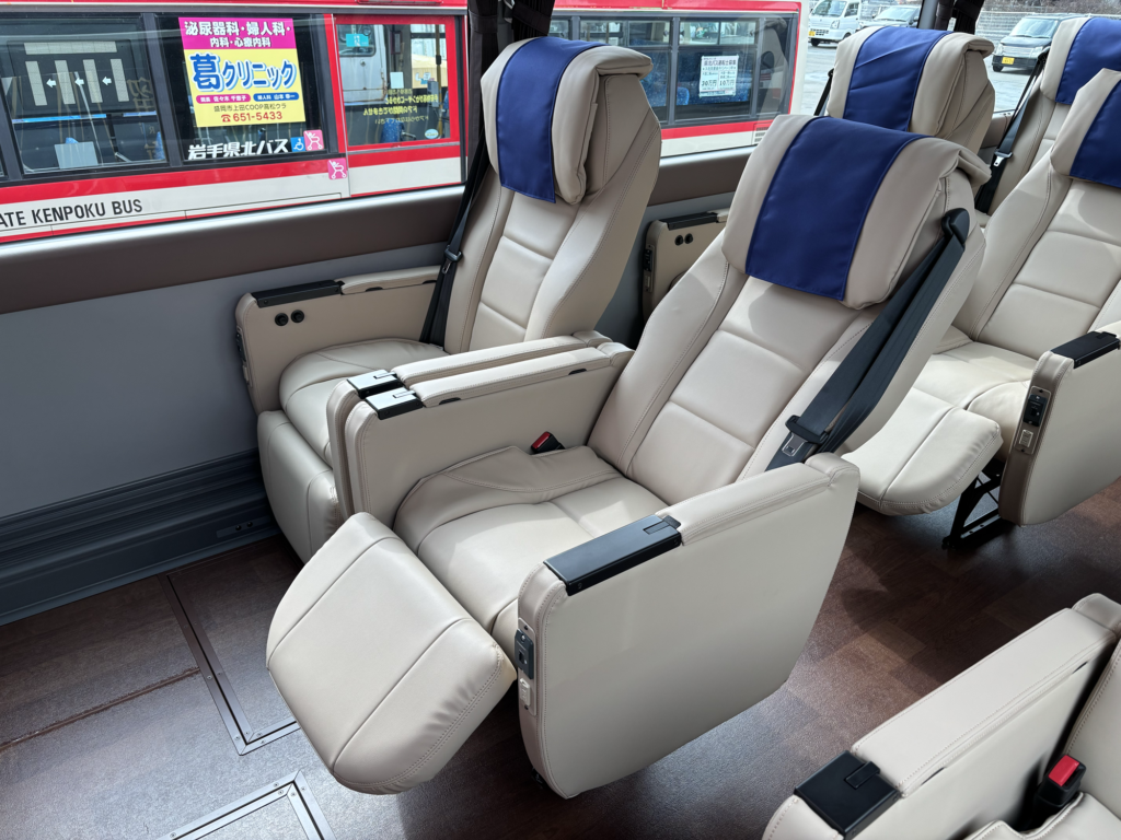 Premium Mid-size Bus “瑠璃” (RURI) | 岩手県北バス（公式サイト
